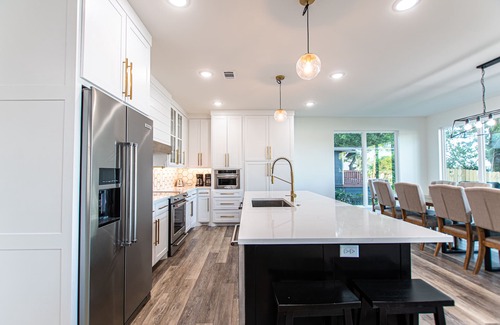 Carolyn Estates House | NEW Lakefront Luxury/5 bedroom/5 bathroom/LakeViews/Sleeps 18