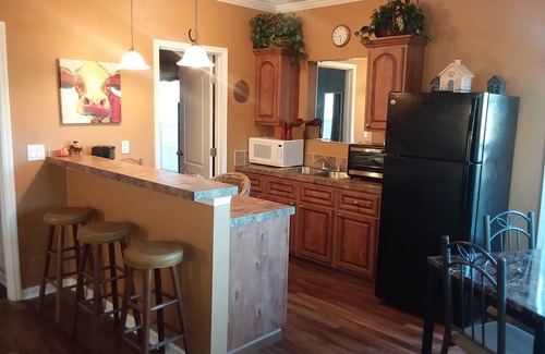 Braden River Cottage | NEW-Lakefront/on 5 acres/near Lakewood Ranch/Pool/Pet Friendly