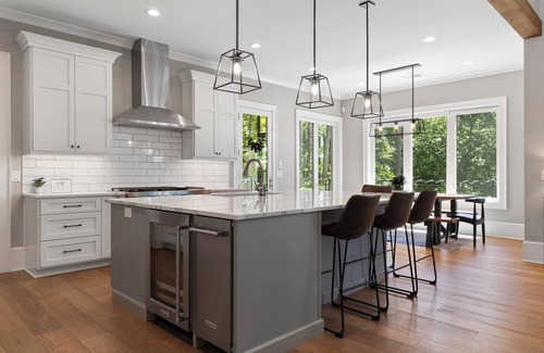 West Union House | NEW LakeHome On The Water, LUXURY Sleeps 18, Pool, Dock, Beach, Close To Clemson