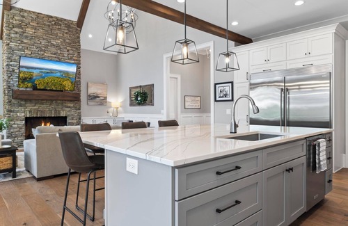 West Union House | NEW LakeHome On The Water, LUXURY Sleeps 18, Pool, Dock, Beach, Close To Clemson