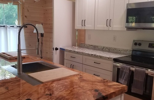 Silver Bay Cottage | New Lakeside Cottage 5 minutes from great hiking with large deck and lake view