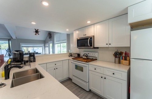 Alton Bay House | NEW Lakeside Haven: Sleeps12| HotTub |Private Dock