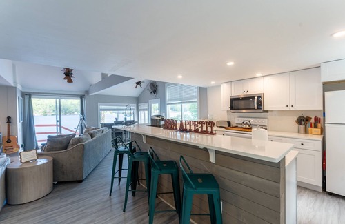 Alton Bay House | NEW Lakeside Haven: Sleeps12| HotTub |Private Dock
