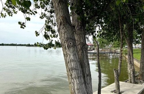 Kerens House | New Lakeside LOT for RV/Camper!