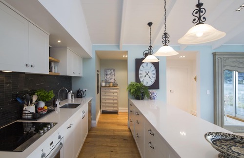 Kelvin Heights House | NEW: Lakeside + Mountain Views, Stylish Home, 3.5kms to Remarkables Ski field