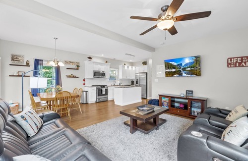 Mayhew House | NEW Lakeside Retreat! Kayaks, Ping Pong & Firepit