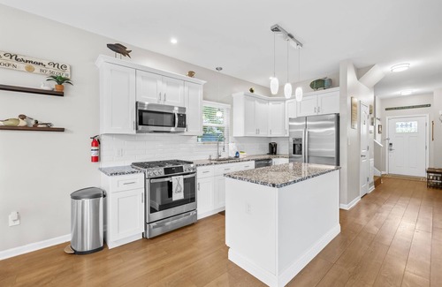 Mayhew House | NEW Lakeside Retreat! Kayaks, Ping Pong & Firepit