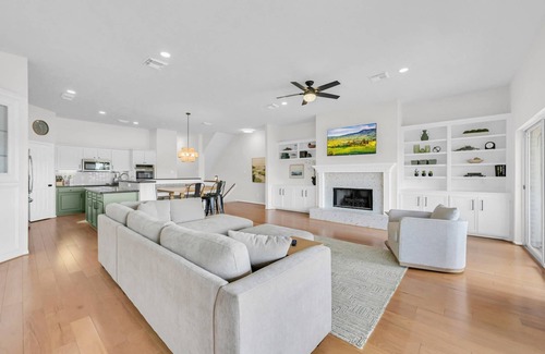 April Sound House | NEW! Lakeview 4BR Townhome | Spacious, Private Hot Tub, Game Room, Family-Friendly
