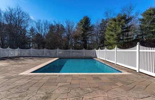 Woodbourne Cabin | NEW: Large Cabin w/Hot Tub & Game Room!