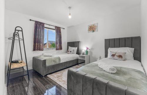 Belle Vue House | New large townhouse 3 bedrooms 4 beds and parking