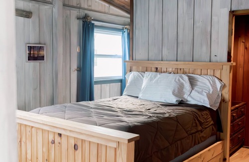 Elk Rapids House | New! Latitude Adjustment-lake front on Bass Lake-Pet friendly!