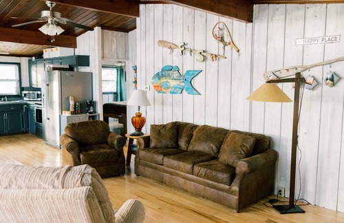 Elk Rapids House | New! Latitude Adjustment-lake front on Bass Lake-Pet friendly!