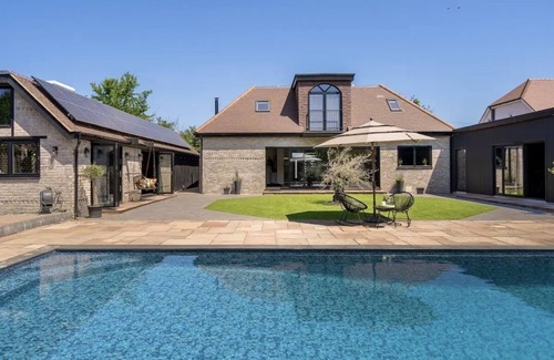 Ware Villa | NEW Launch! Rowans Luxury Villa Pool & Games Room
