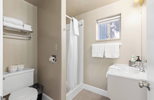 West Yellowstone Hotel | New Lazy Duck Inn #15 King/Kitchenette