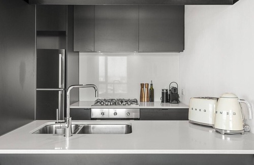 Collingwood Apartment | New - Light-Filled Artistic Retreat