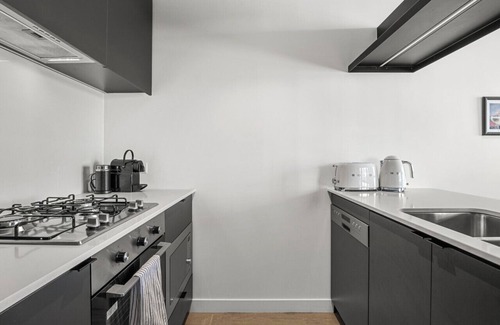 Collingwood Apartment | New - Light-Filled Artistic Retreat