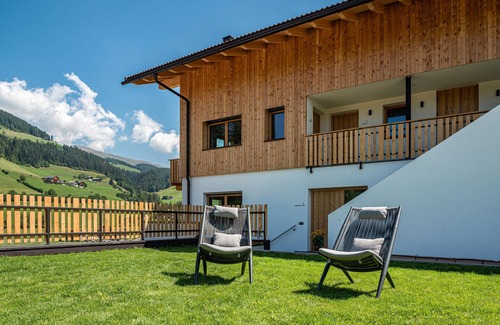 Santa Maddalena Apartment | NEW Lippmöshof Holiday Apartment Mesdi with Mountain View, Garden, Terrace and Wi-Fi