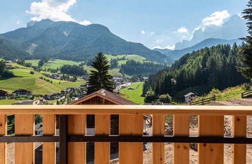 Santa Maddalena Apartment | NEW Lippmöshof Holiday Apartment Odla with Mountain View, Garden, Terrace and Wi-Fi