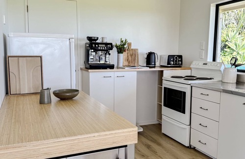 Tawharanui House | New Listing: Tawharanui Coastal Hideaway
