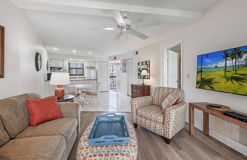 Marco Island Condo | NEW LISTING 1 bdrm Marco Island, Tiki Bar and Grill on site