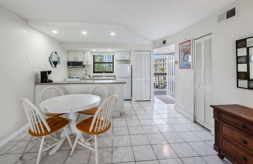 Marco Island Condo | NEW LISTING 1 bdrm Marco Island, Tiki Bar and Grill on site