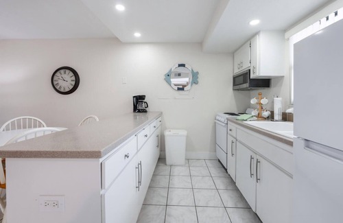 Marco Island Condo | NEW LISTING 1 bdrm Marco Island, Tiki Bar and Grill on site