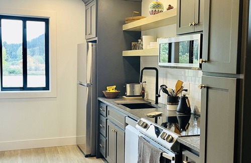 Naches Apartment | NEW LISTING! 1 bedroom, 1 bath loft apt above our beautiful Modern Farmhouse
