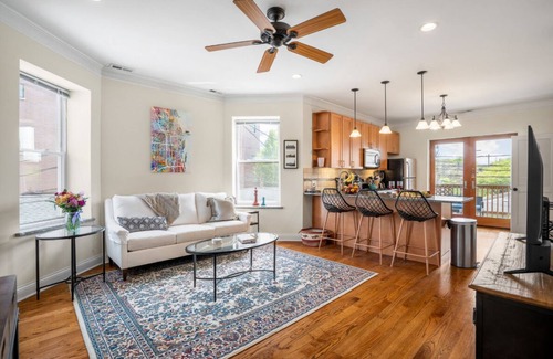 North Center Apartment | New Listing/20% Discount 32+/Fast Wi-Fi/1 Parking Spot!