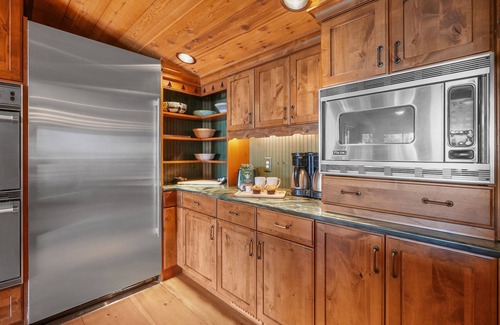 Brutus House | New Listing! 20% OFF! Burt Lake-Lakefront-Huge Deck & Yard-Fire Pit