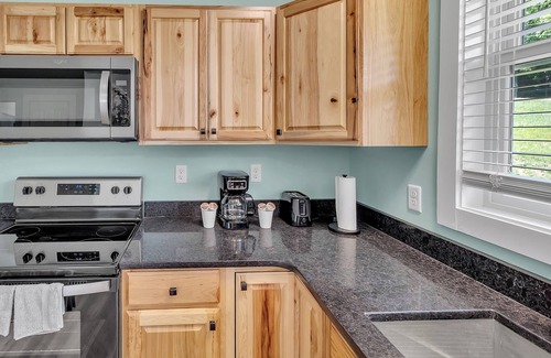 Waynesville House | [NEW LISTING!]3 min drive to Downtown & 33 min to the Blue Ridge Mountains.