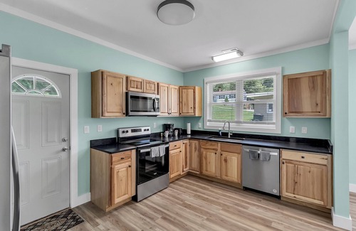 Waynesville House | [NEW LISTING!]3 min drive to Downtown & 33 min to the Blue Ridge Mountains.