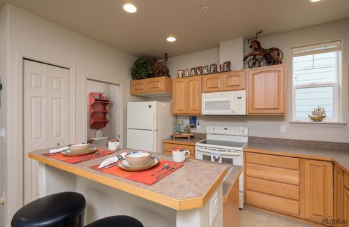 Florence Condo | New Listing! Adorable old town florence Condo - Close to Riverfront, restaurants and Bay Street!