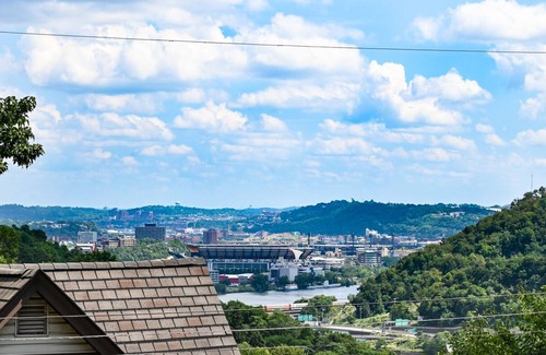 Pittsburgh House | *New Listing* Amazing Views/Minutes from Downtown/Private Parking