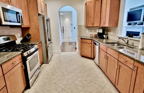 The Commons House | New Listing: Bayside Resort: Beautiful 5 Bedroom House -Close to Pool! - Sleeps