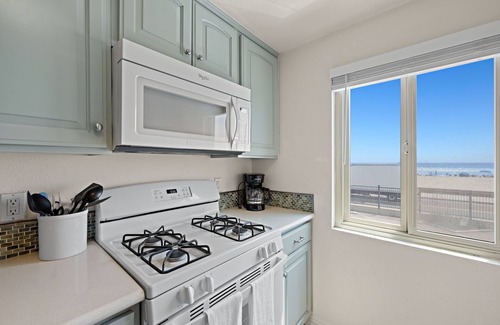 Townsite Condo | *New Listing* Beachfront Unit with Stunning Ocean Views & Direct Beach Access – Marina del Mar 205A