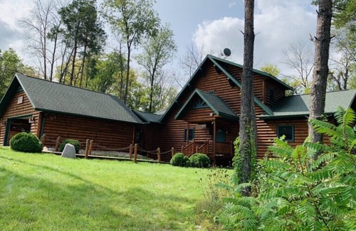 Baraboo Cabin | New Listing!Beautiful Log Cabin near Devil`s Lake.