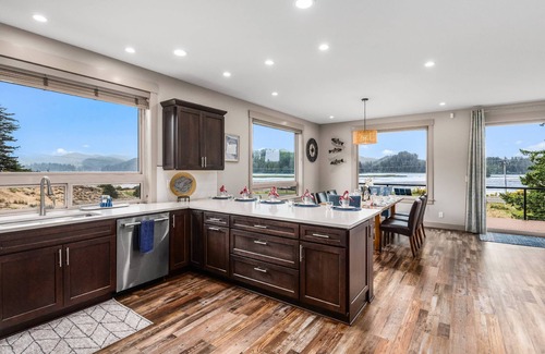 Florence House | New Listing! Beautiful 3 bed, 2 1/2 bath river view home with hot tub & game room