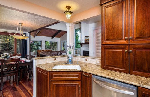 Dunes City House | *NEW LISTING* Beautiful Lake Area Home, Pet Friendly, Close to Old town Florence & Dunes, Gas Grill
