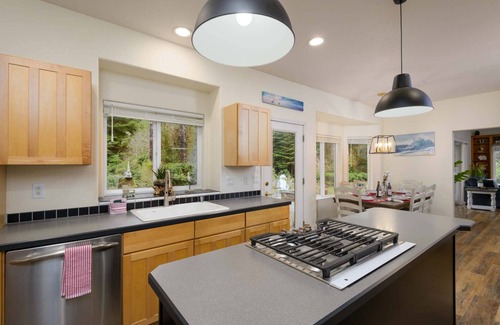 Dunes City House | New Listing! Beautiful well appointed Woahink lake area home w/gas grill and fire pit