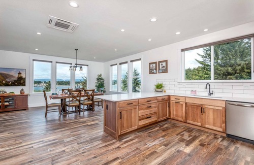 Florence House | New Listing! Beautiful upscale bay view home, gas grill, game room, pet friendly