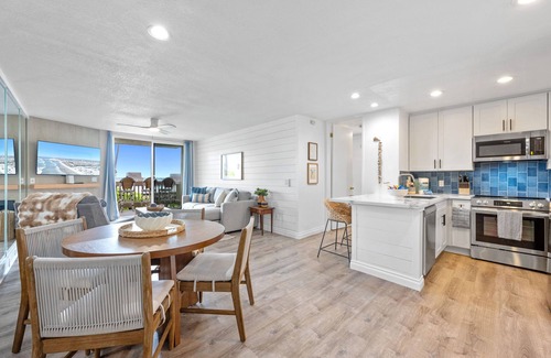 Townsite Condo | *New Listing*- Beautiful renovated unit with ocean views from the balcony! - D106