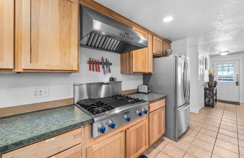 Southeast Bend House | New Listing! Bend Home ~ Dog Friendly ~ Fenced Yard ~ Hot Tub!
