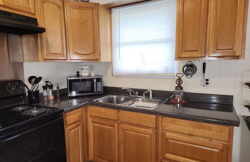 Lenoir House | NEW LISTING ♥ BlackDog Farmhouse Mtn. City TN ♥ Pet Friendly ♥ 29 MI from Boone