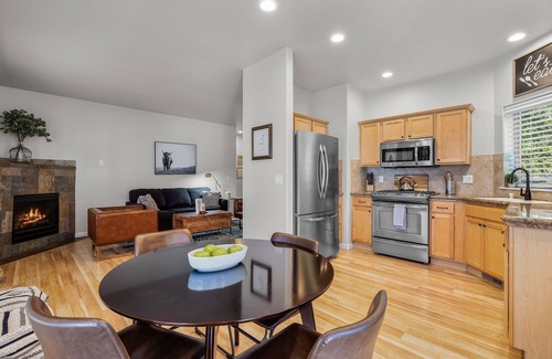 Southern Crossing House | New Listing! Blocks from Old Mill District| Fireplace | Desk | Patio | Garage