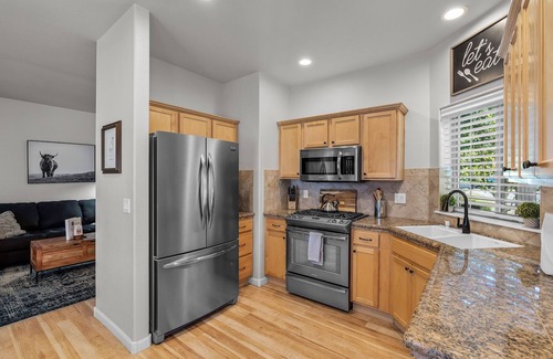 Southern Crossing House | New Listing! Blocks from Old Mill District| Fireplace | Desk | Patio | Garage