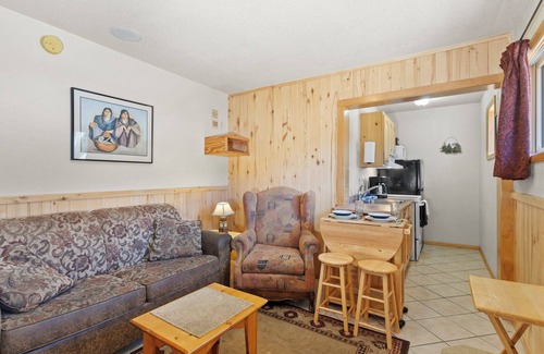 Red River House | New Listing! "Casa Del Rio Rojo 08" In Town-Cozy 1 Bedroom-Mountain Views-Pet Friendly