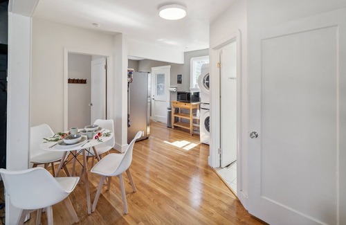 Dimond House | NEW LISTING! Centrally located ❤️ 2 bedrooms walkable by RedAwning