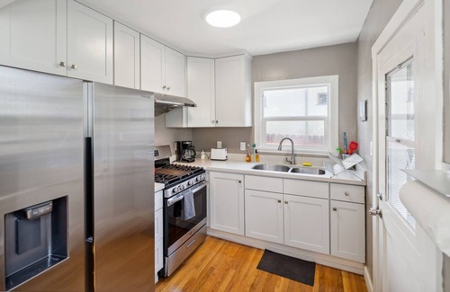 Dimond House | NEW LISTING! Centrally located ❤️ 2 bedrooms walkable by RedAwning