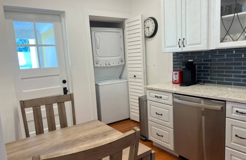 Downtown Historic District Apartment | New listing. Charming apartment with pool, free parking, located in downtown.