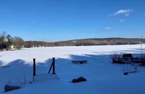 Orrington House | New listing. Charming 3-bedroom lake house in Orrington WiFi, Hot tub, and Sauna
